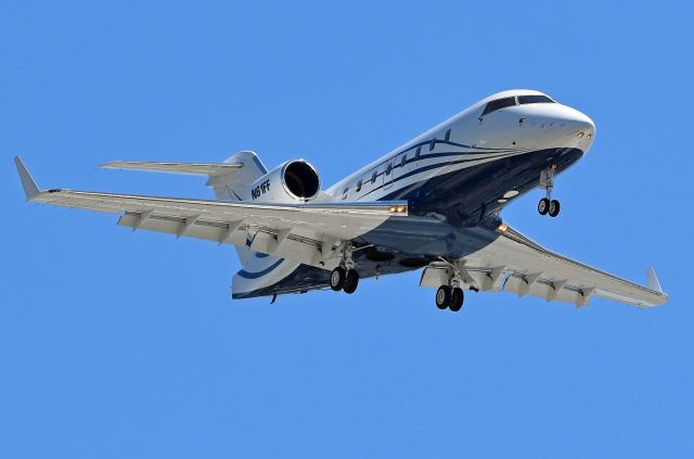 Canadair Challenger (N61FF) - Taken from a park under the flight path of aircraft on final approach to KSJC (San Jose, CA)