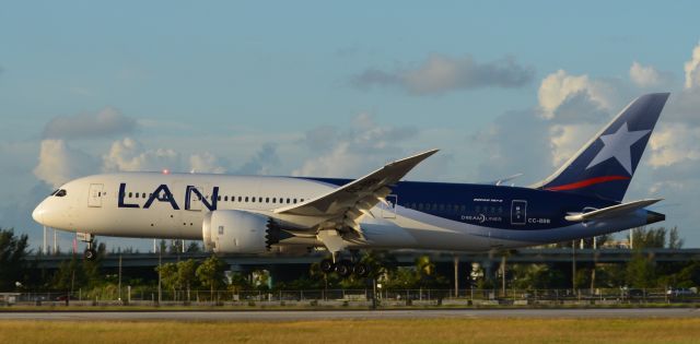 Boeing 787-8 (CC-BBB) - Landing RWY 9