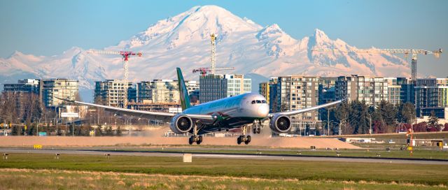 Boeing 787-9 Dreamliner (B-17882) - EVA Boeing 787-9 evening arrival at YVR from TPE with Mount Baker in the background