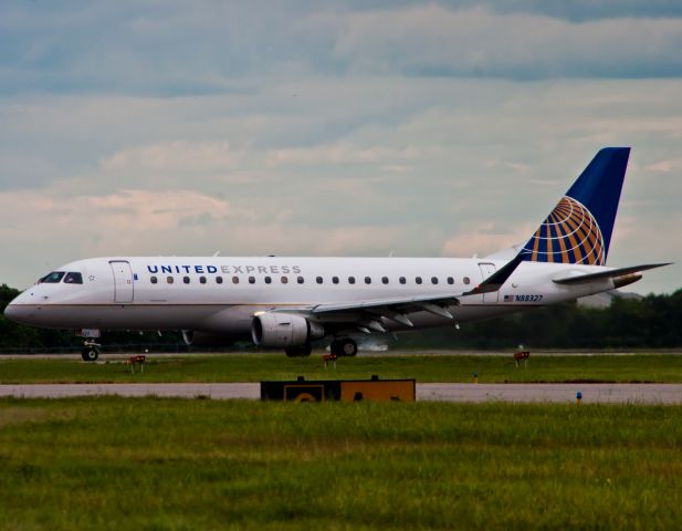 Embraer 175 (N88327)