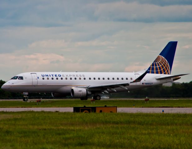 Embraer 175 (N88327)