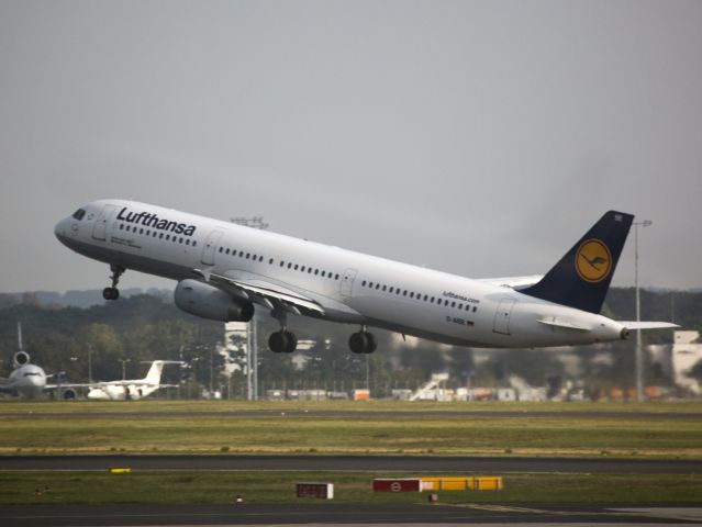 Airbus A320 (D-AISE) - At frankfurt, Germany.