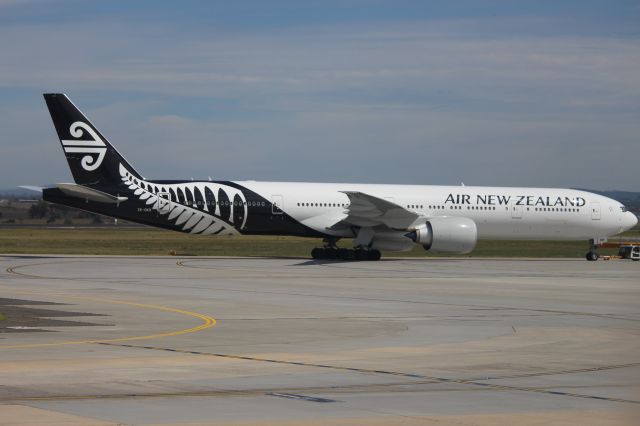 BOEING 777-300ER (ZK-OKR)