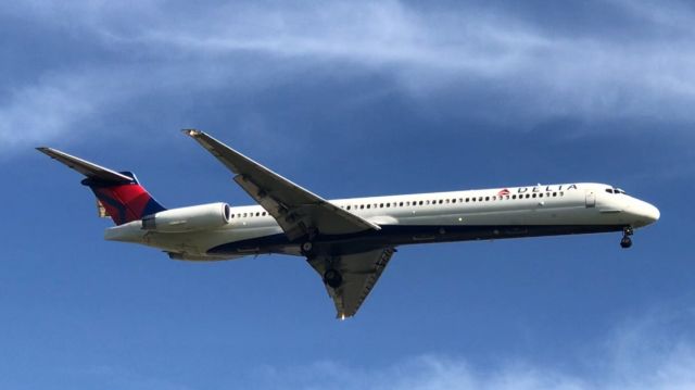 McDonnell Douglas MD-88 (N904DE)