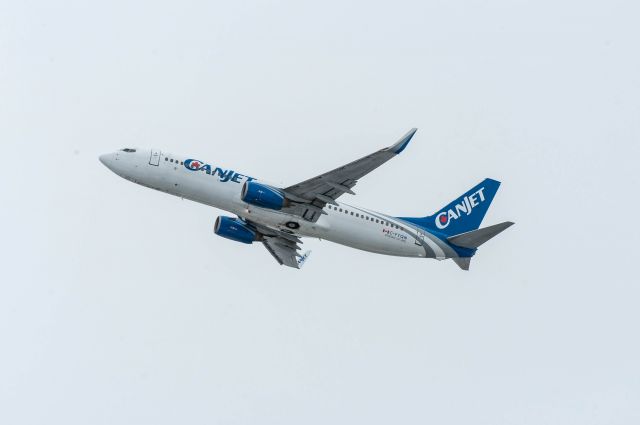 Boeing 737-800 (C-FYQN) - CanJet Flt 9804 off runway 08.