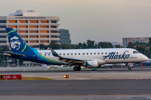 Embraer 175 (N622QX)
