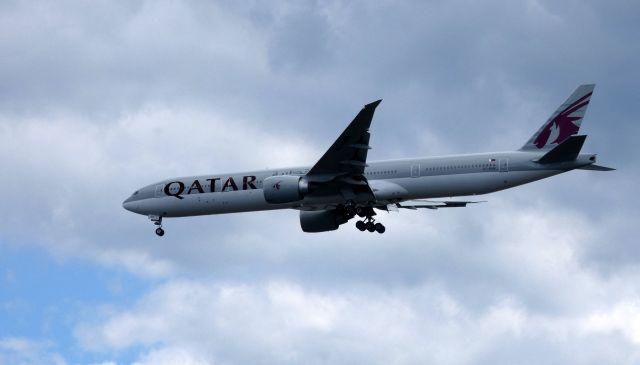 BOEING 777-300ER (A7-BAN) - On final is this 2011 Qatar Airways Boeing 777-300ER in the Summer of 2019.