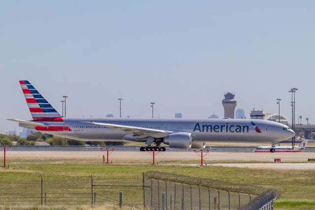 BOEING 777-300 —