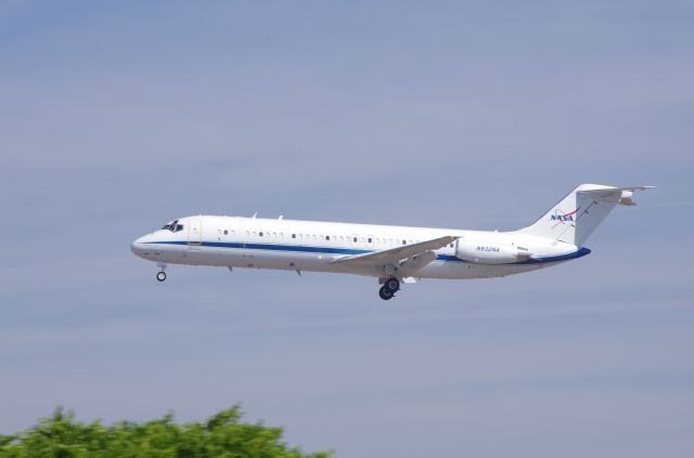 McDonnell Douglas MD-80 (N932NA) - Approach to LAX Rwy 25L.
