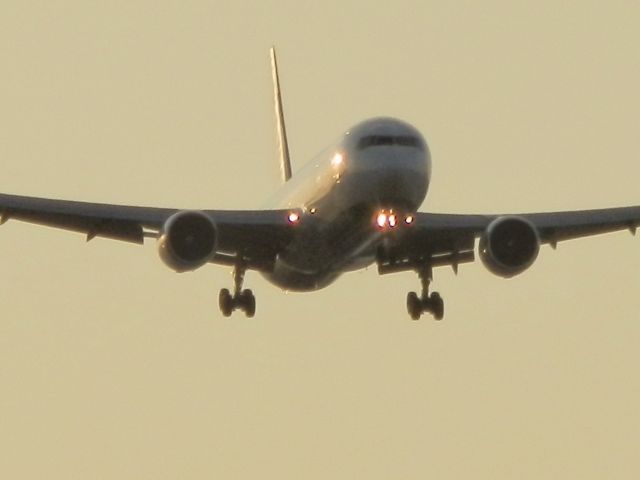 BOEING 767-300 (N316CM)