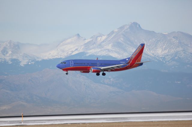 Boeing 737-700 (N600WN) - Landing on 16R at DIA with Longs Peak in the background.