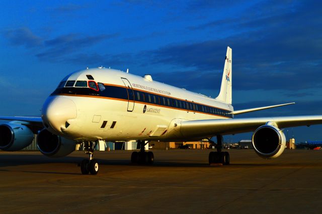 McDonnell Douglas DC-8-70 (NASA817)