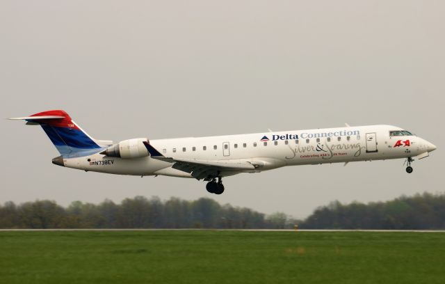 Canadair Regional Jet CRJ-700 (N738EV)