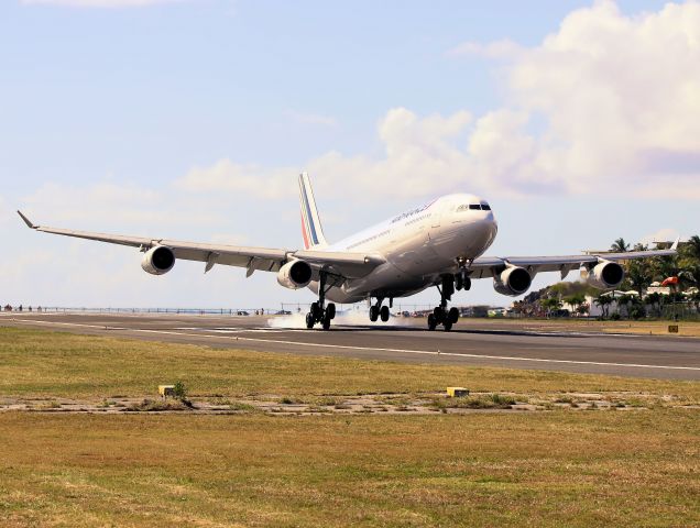 Airbus A340-300 (F-GLZK)