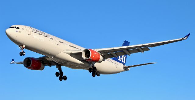 Airbus A330-300 (LN-RKS) - Scandanavian Airlines A330-300 landing on runway 29 at Newark.