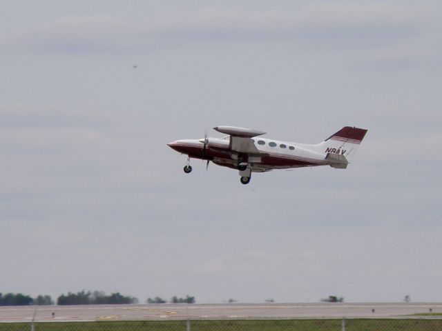 Cessna 421 (N8AV) - A Cessna 421 (N8AV) just off  Blue Grass Airport (KLEX) for Wichita Mid-Continent (KICT)...