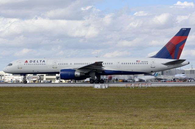 Boeing 757-200 (N532US)