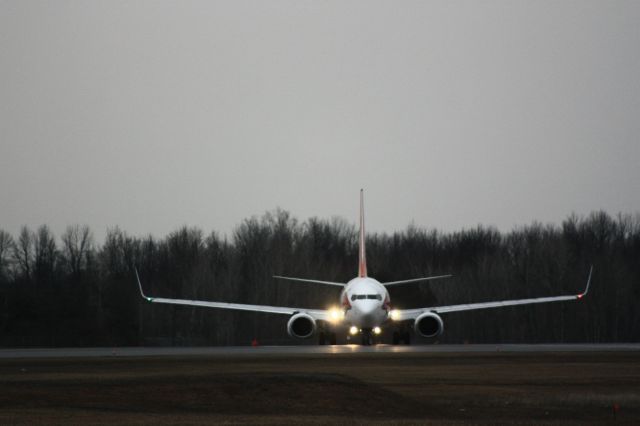 Boeing 737-800 (C-GTVF)