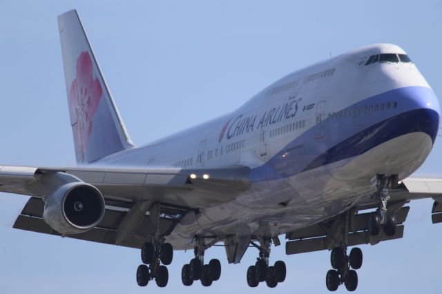 Boeing 747-400 (B-18207)