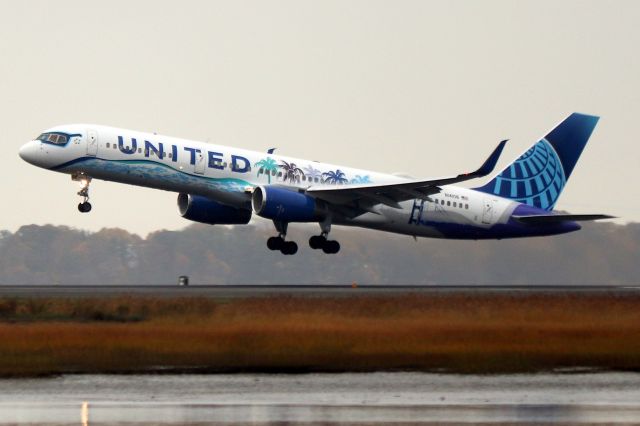 Boeing 757-200 (N14106) - UA 207 departing for San Francisco