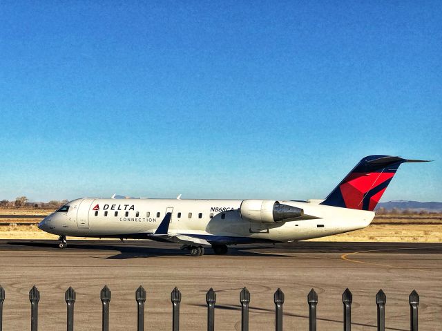 Canadair Regional Jet CRJ-200 (N868CA) - N868CA - 2000 Bombardier CL-600-2B19