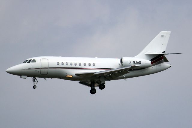 Dassault Falcon 2000 (G-NJAD) - NetJets UK Falcon 2000EX on short finals for rwy 24 on 14-Jul-21 arriving from EGJB as NJU112R.