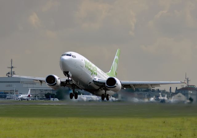 Boeing 737-700 (PR-WJB) - Taking off at Santos Dumont airport RWY 20 - Rio de Janeiro