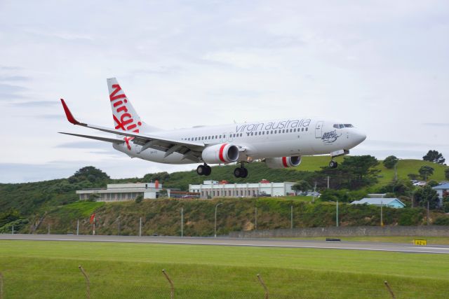 Boeing 737-800 (VH-YIY) - VH-YIY moments from touching down on runway 16 at Wellington airport. 