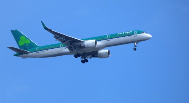 Boeing 757-200 (EI-LBT) - On final is this 1998 Aer Lingus Boeing 757-200 in the Spring of 2019.