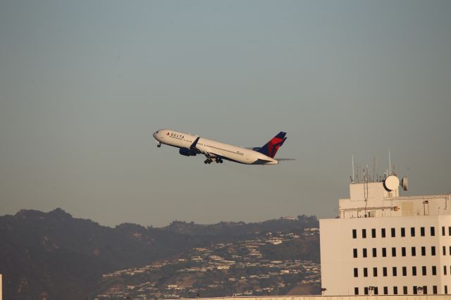 BOEING 767-300 (N191DN)