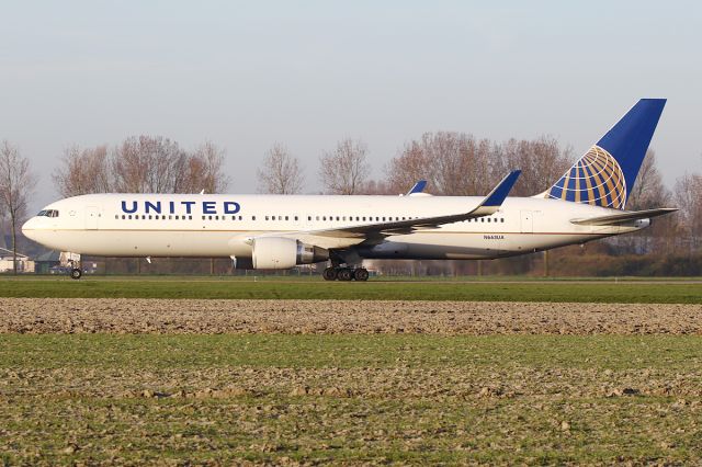 BOEING 767-300 (N663UA)