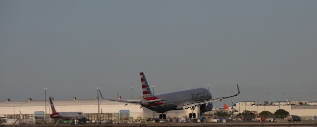 Airbus A321 (N147AA)