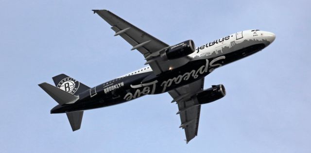 Airbus A320 (N633JB) - There are over 30 pics of this new JBU livery in the FA gallery, but it seems that no one has bothered to post a pic of the outstanding special message on the underside of it. Perhaps no one is interested in what the message is urging. I think it is rather neat, and I commend jetBlue for putting such an wonderful special message on "BK Blue." "SPREAD LOVE." br /"BK Blue" (N633JB), dressed in the black and white paint scheme recognizing the NBA's Brooklyn Nets and featuring a silhouette of the Brooklyn Bridge as a part of the Brooklyn skyline artwork, is caught here on the climb as it begins the second half of a daily midday KLGB-KRNO-KLGB scheduled trip.