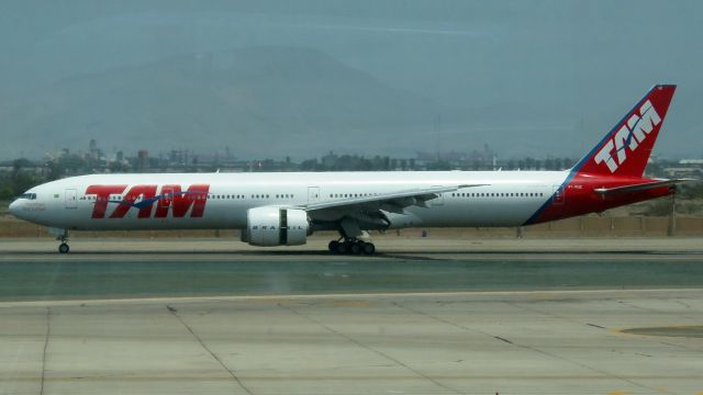 BOEING 777-300 (PT-MUE)