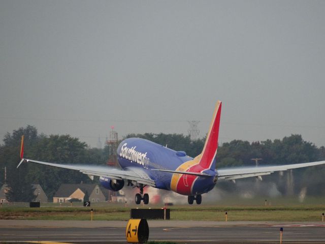 Boeing 737-800 (N8525S)