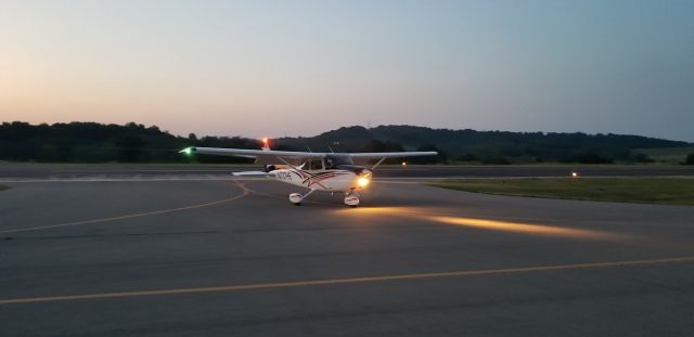 Cessna Skyhawk (N737HE)