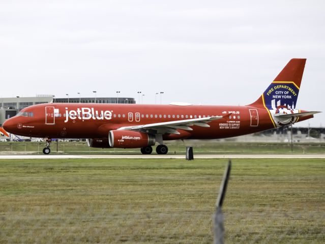 Airbus A320 (N615JB)