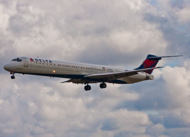 McDonnell Douglas MD-88 (N984DL)