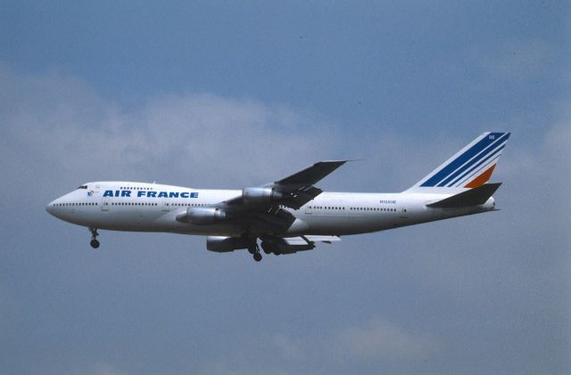 Boeing 747-200 (N1289E) - Final Approach to Narita Intl Airport Rwy34 on 1987/09/15 