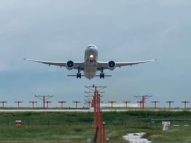 BOEING 777-300 —