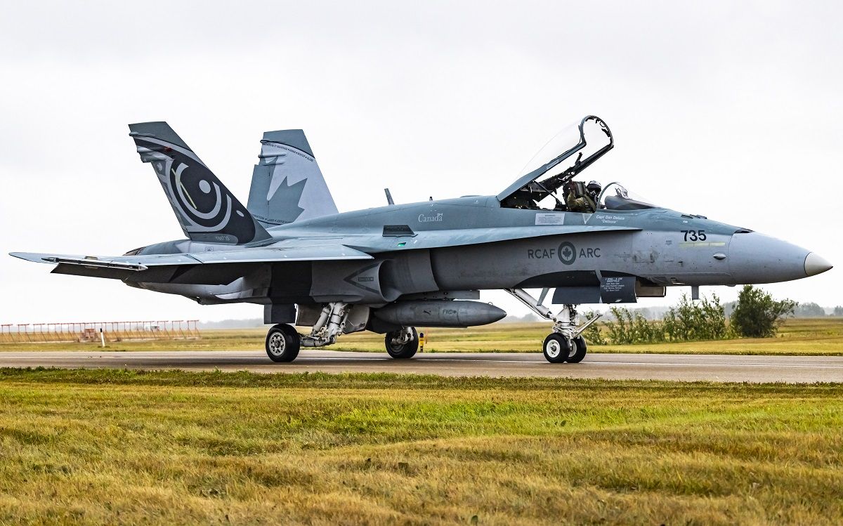 McDonnell Douglas FA-18 Hornet (18-8735)