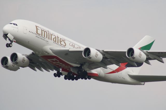 Airbus A380-800 (A6-EDU)