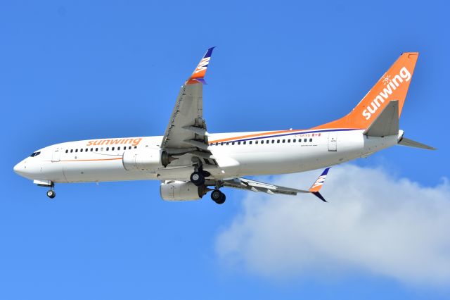 Boeing 737-700 (C-GKVU)
