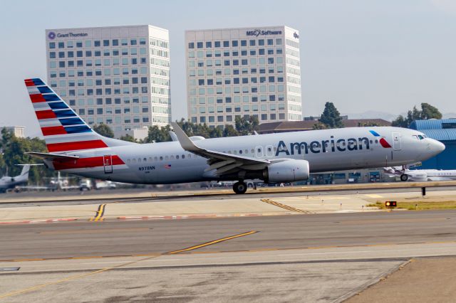 Boeing 737-800 (N978NN)