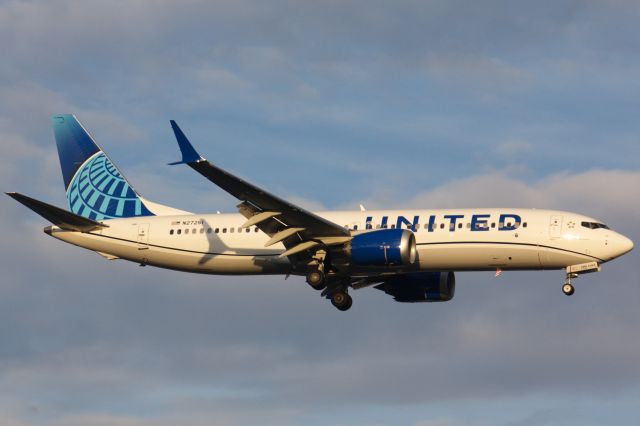 Boeing 737 MAX 8 (N27251) - United B737 MAX 8 (N27251) arriving to Boston Logan (BOS) this evening from Houston (IAH). This is a new aircraft for United as I believe it was delivered to the airline in June 2021.
