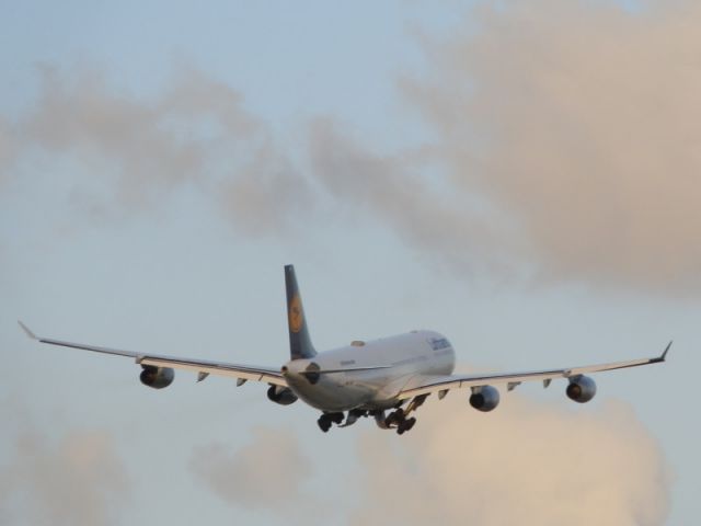 Airbus A340-300 (D-AIGV)