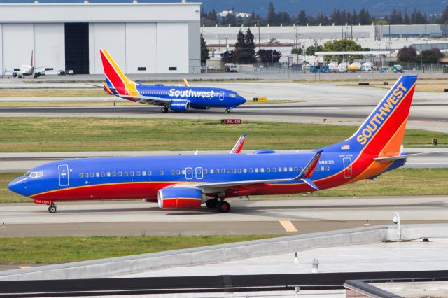 Boeing 737-800 (N8312C)