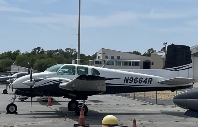 Beechcraft Twin Bonanza (N9664R)