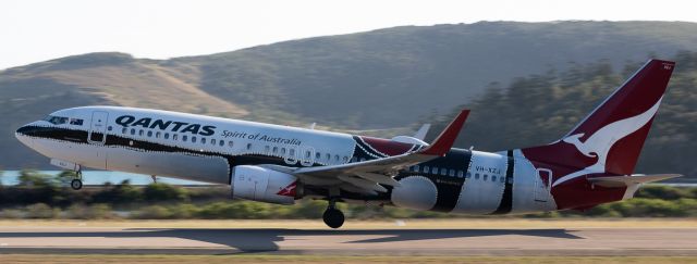 Boeing 737-800 (VH-XZJ) - 'Mendoowoorrji' departing runway 14