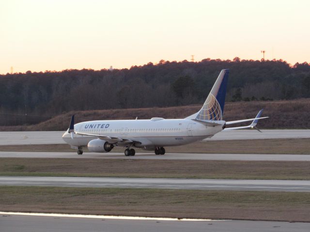 Boeing 737-800 (N12225) - A United Boeing 737-800 landing at Raleigh-Durham Intl. Airport. This was taken from the observation deck on January 18, 2016 at 5:25 PM. This is flight 304 from ORD.